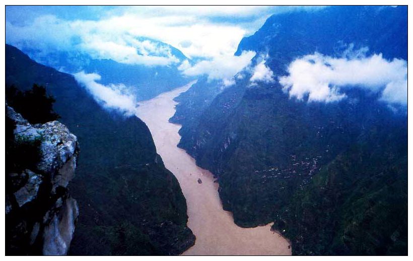 长江三峡第一湾-灯影峡出口的石碑湾